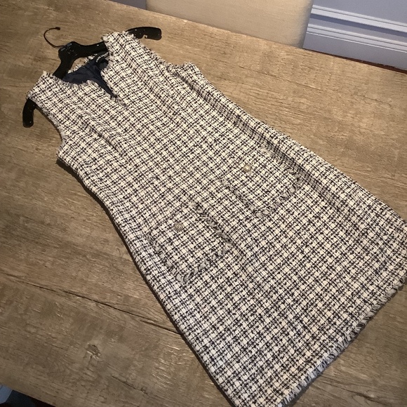 Karl Lagerfeld Paris Sleeveless Tonal Tweed Pocket Sheath dress, Size 10 - Picture 2 of 8